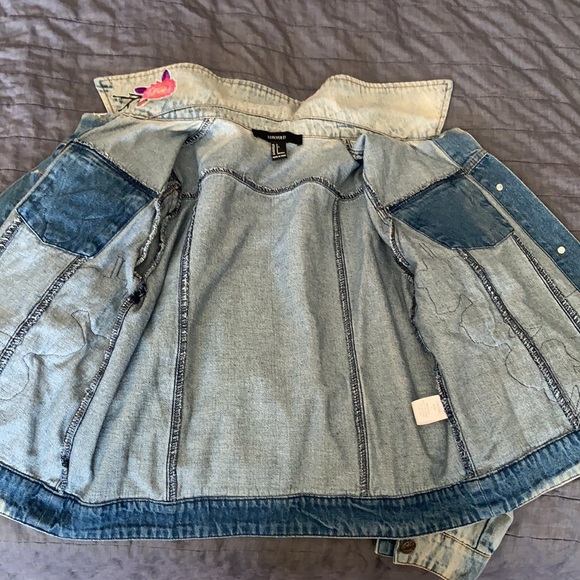 FOREVER 21 light wash jean jacket with sewn on patches - Picture 4 of 8